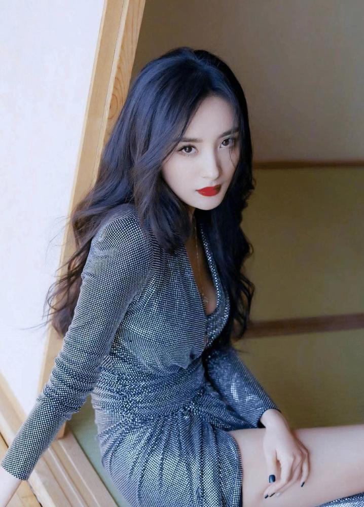 杨幂有多性感?深v高开叉大秀身材,看到镜头特写后,网友沸腾了
