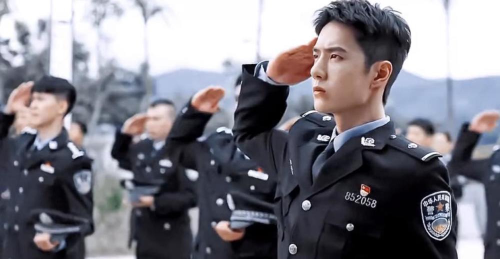 王一博特警服亮相,致敬人民警察节,表情严肃干练酷劲十足