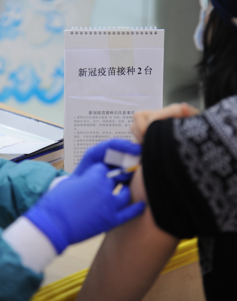 直击哈尔滨新冠疫苗接种点:医生驻点,每支疫苗可追溯