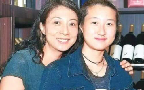 成龙私生女婚后低调回港,曾说不要成龙一分钱,现在频