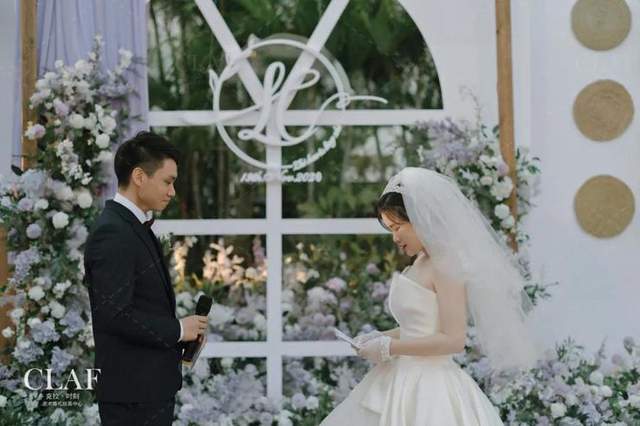 看过了朱锁锁的婚礼,再来看看这场同样浪漫的草坪婚礼