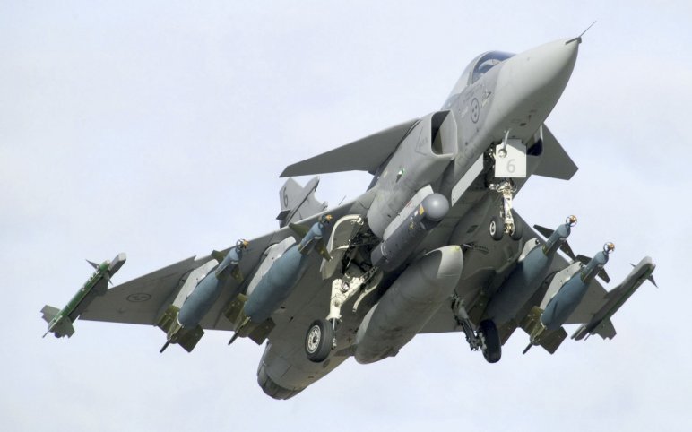 未来瑞典空将维持两个版本共100架"鹰狮"战斗机的运行,而不是最初计划