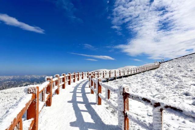 当雪花降临韭菜坪时 你会发现,它像心灵一样透亮 仿佛能听见你心里的