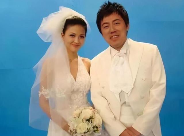 冯巩"隐藏"36年的妻子,竟是我们熟悉的她,难怪一直0绯闻