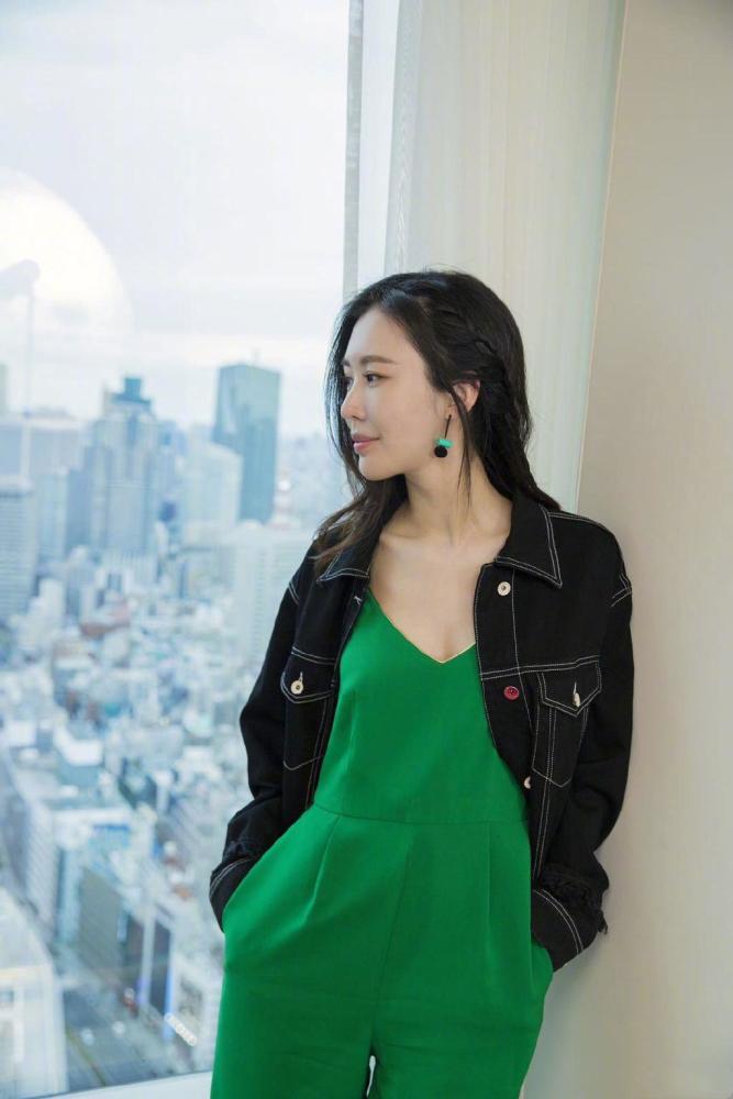 田朴珺晒倒立健身照,身材姣好惹人羡,时尚衣着也变得越来越好