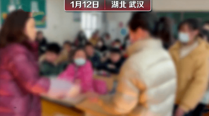 小学生排队被老师竹板打手