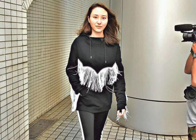 何超云,一九八九年出生,作为三房太太陈婉珍的长女,何超云从小就备受