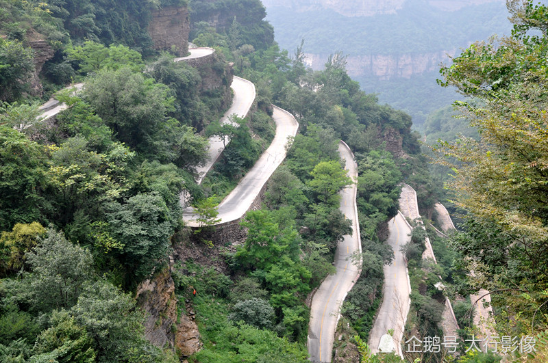 是石板岩镇车佛沟村至大垴村道路,全线盘山,惊险刺激,也可达山西境内