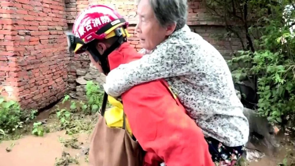 no.5 洪水中 背着老人温暖前行