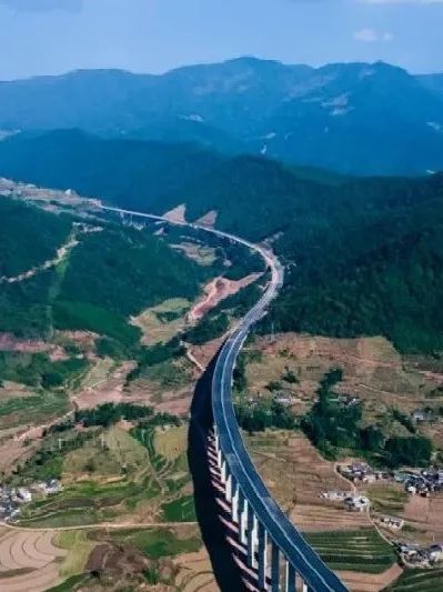 临沧跨入高速公路新时代丨中缅国际大通道墨江至临沧高速公路试通车