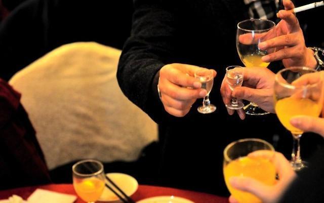 饭局上主管要你敬酒,不知道怎么敬才好?懂这3个敬酒套路就够了