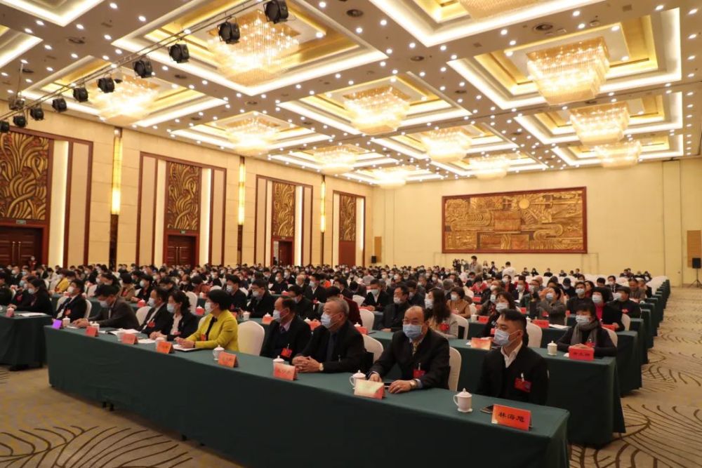市政协主席张祯锦宣布大会闭幕.