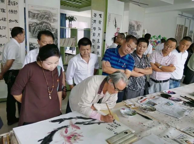 大学毕业后,先后在彭师,彭一中等学校任教美术.