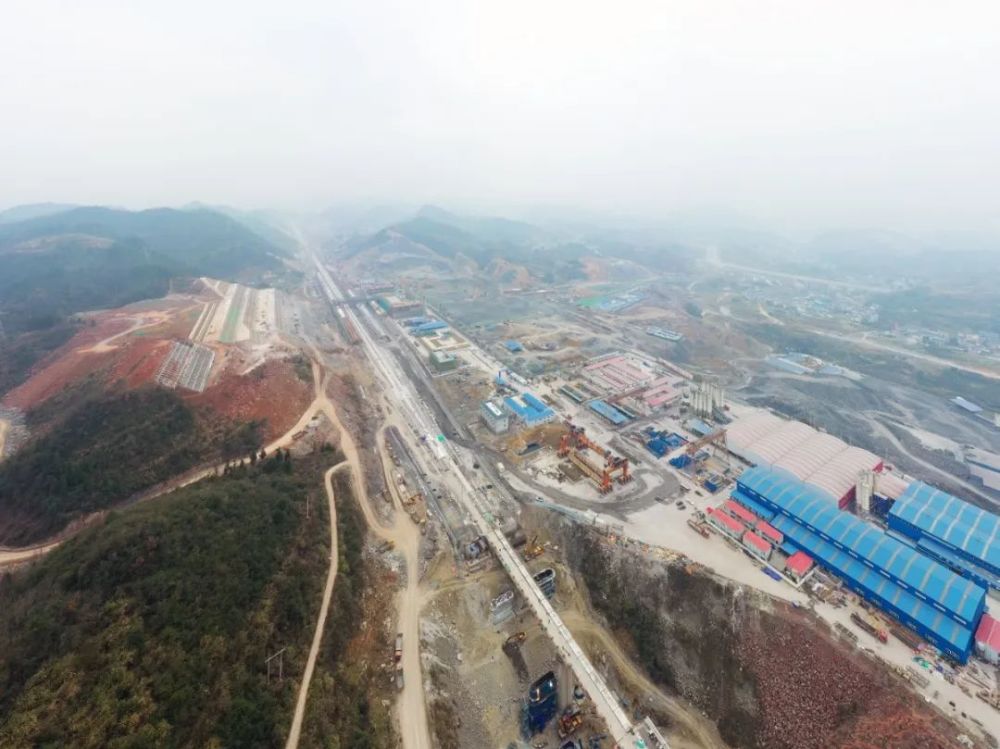 吉首高铁站建设现场.陈昊 摄