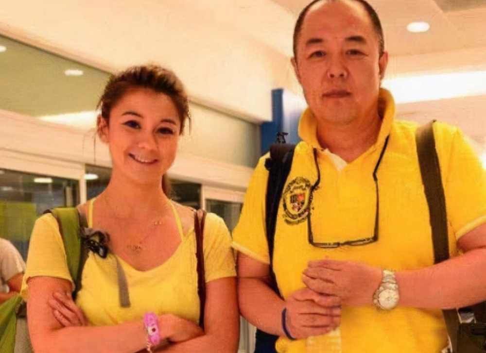2014年,一向反对女儿张月亮进入娱乐圈的父亲张铁林,却主动带着混血