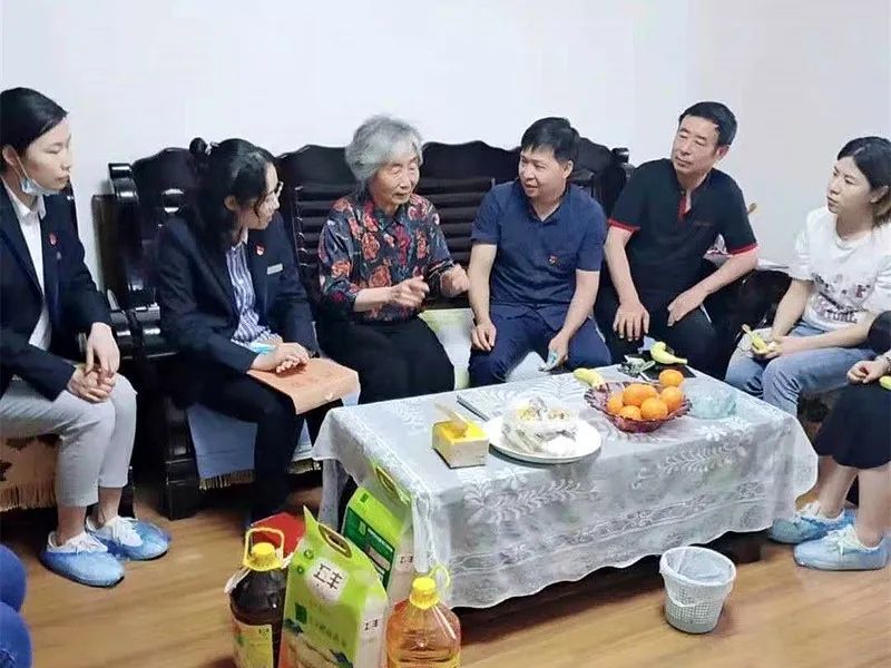 面孔杨光超用热情志愿服务演绎最美夕阳红