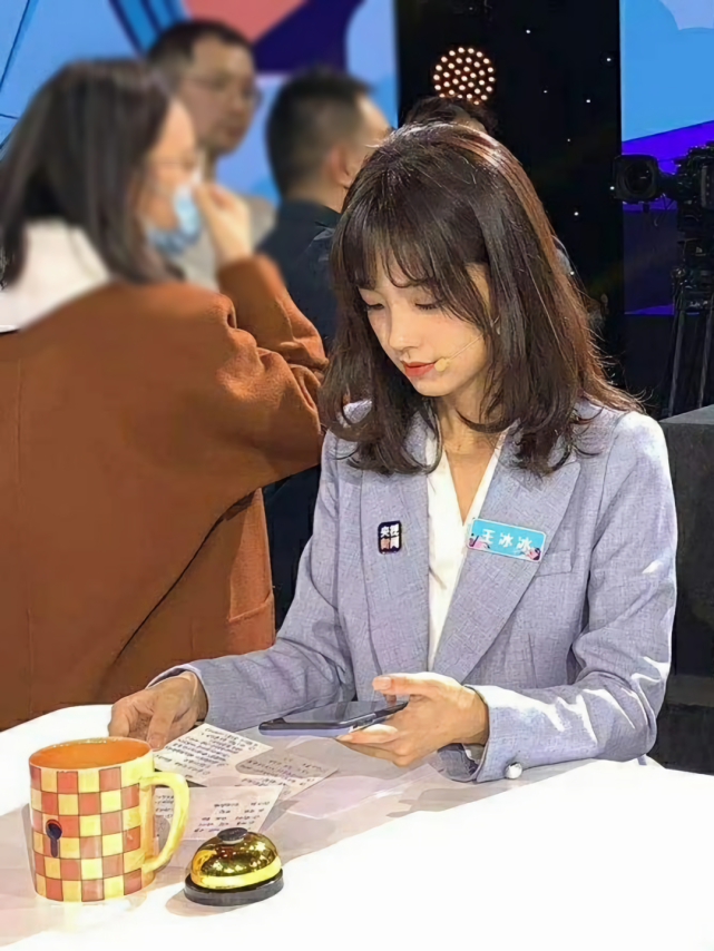 因甜美笑容走红,央视女主播王冰冰表示很慌张,自己就是普通社畜