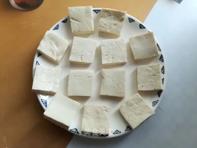 2. 豆腐横竖两刀切成4块,每块再切成3片薄豆腐.