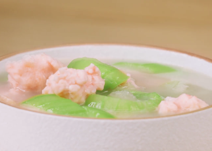 鲜香味美的丝瓜虾滑汤,孩子爱吃的家常美味,烹饪简单