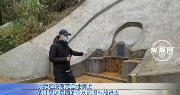 现场除了几座用水泥硬化的墓外,小区业主质疑部分墓地或为"活人墓"墓