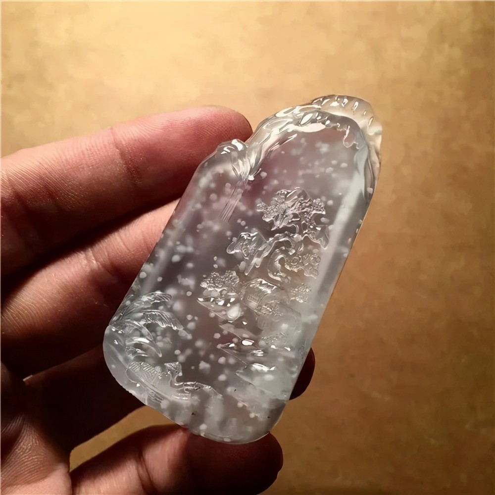 我是玉雕师,冰种雪花棉翡翠雕刻的山水挂件,成品如此迷人