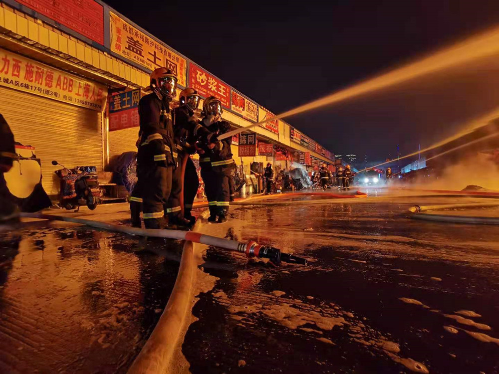 1月13日晚,成都市金牛区金府机电城突发火灾,现场火势一度较大,消防
