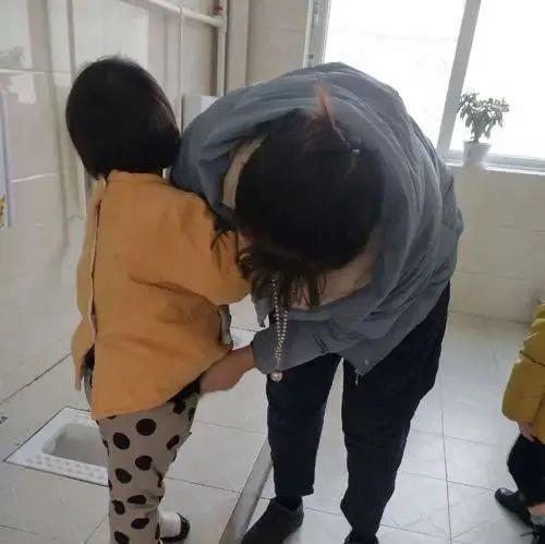 孩子幼儿园拉肚子,老师嫌弃扔掉脏内裤,却遭家长索赔万元