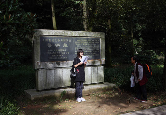 蒋翊武墓位于岳麓山半山亭上方,麓山寺正门下约20米处.