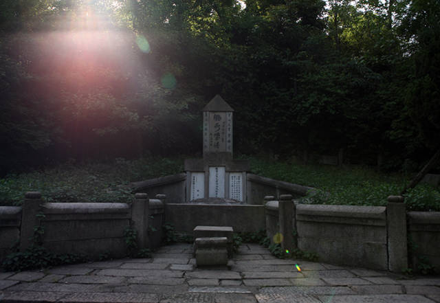 焦达峰墓位于麓山寺东侧.刘道一墓,位于岳麓山青枫峡上.