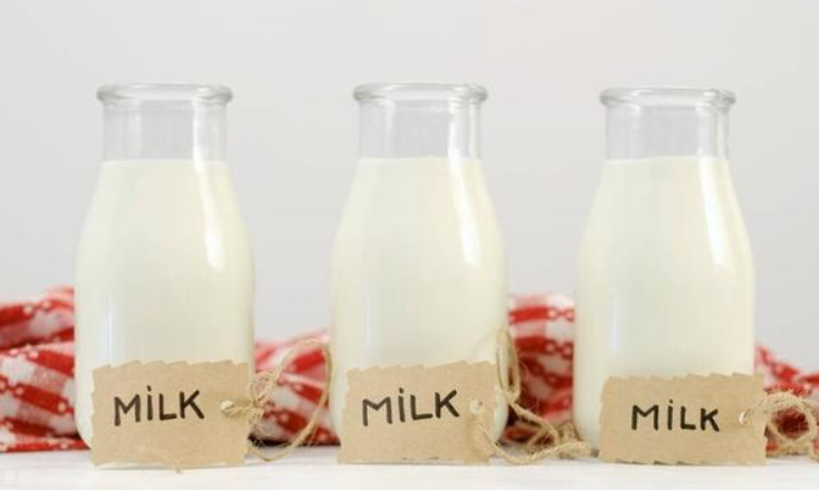 就拿大家平时常喝的蒙牛牛奶来说吧 全脂牛奶的热量是65kcal/100g
