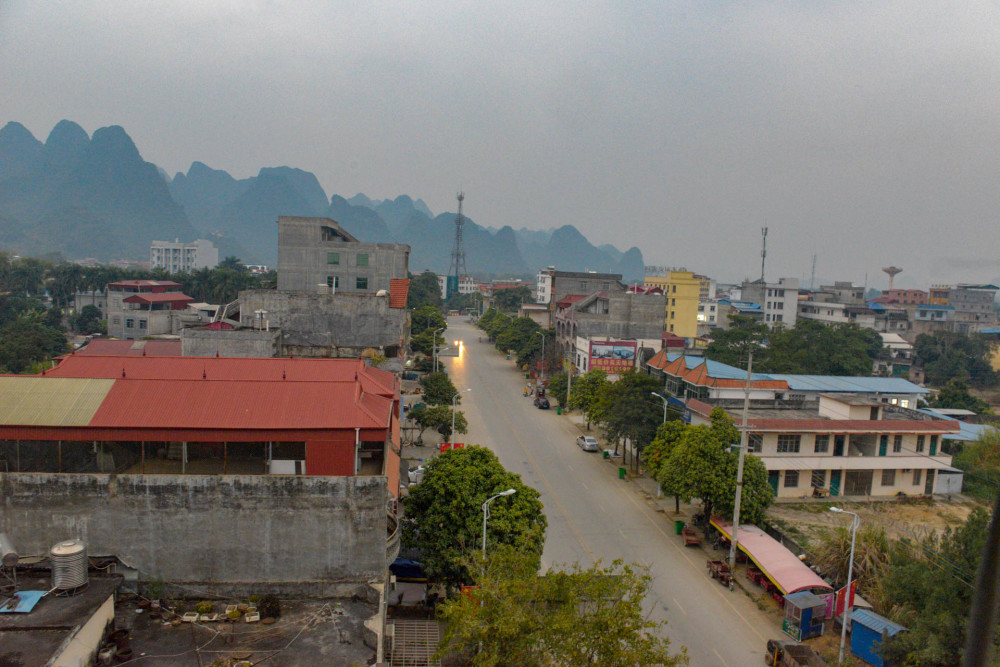 峒中镇境内山地面积广阔,它在防城区最西端,与越南广宁省,平辽县山水