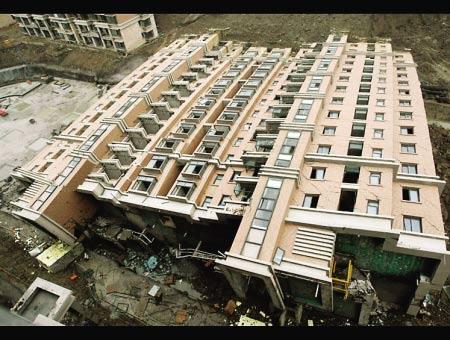 梦境之谜，解析梦见房子倒塌压到自己的深层含义