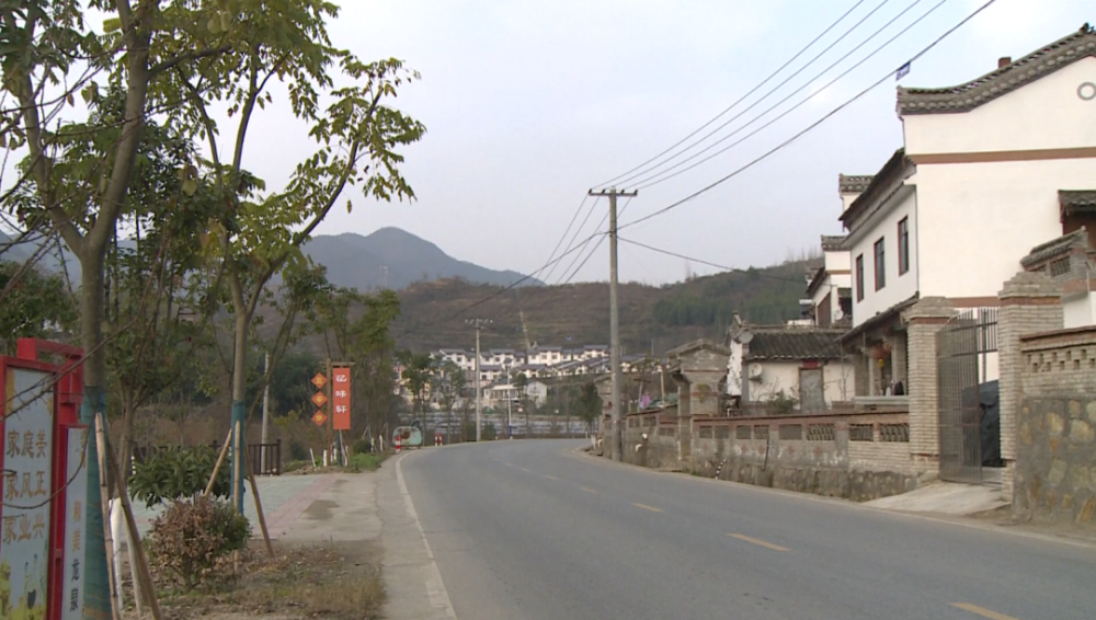 谭家湾镇龙泉村兴产业富农民建新村