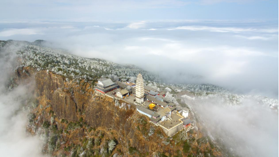 云南省宾川县:鸡足山现雾凇和云海奇观