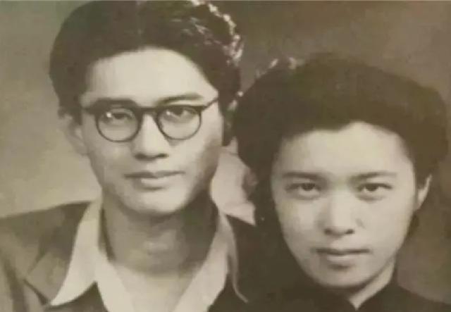 1943年,乔冠华与其第一任妻子龚澎相识并结婚,育有子女乔宗淮以及女儿