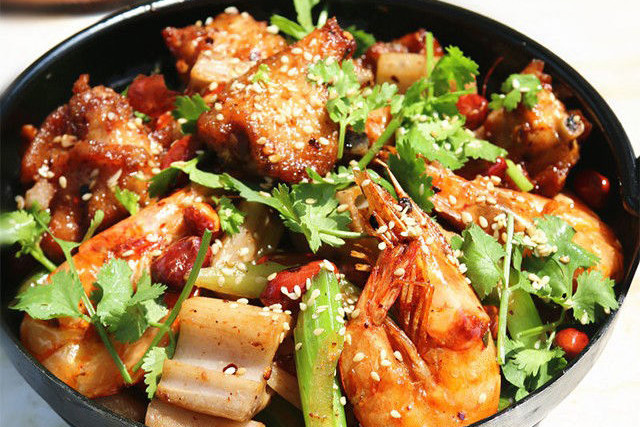 家常菜:干锅鸡翅虾,青椒酿肉,菌菇牛骨汤