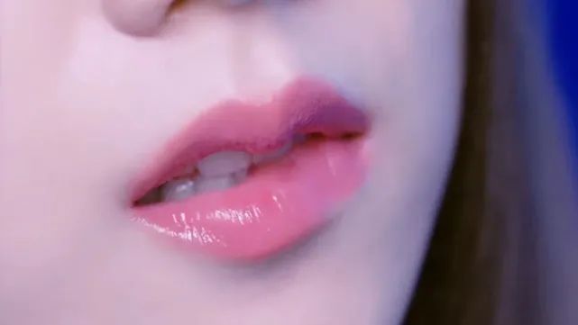 blackpink可乐广告公开,金智秀咬唇比爱心,朴彩英lisa好宠溺