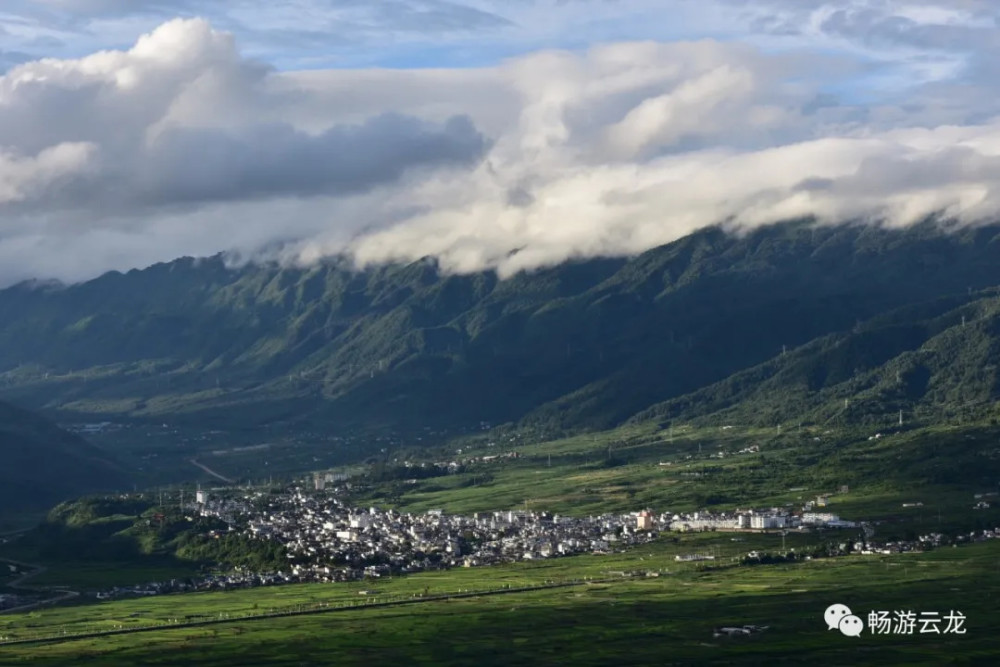 漕涧梁子最南端与保山市隆阳区瓦窑镇接壤,叫道仁山,漕涧梁子北端山与