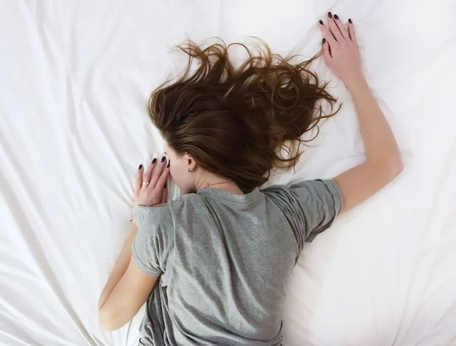头疼发作时,可以试着睡上一觉,在充分的休息之后,头疼会明显缓解.