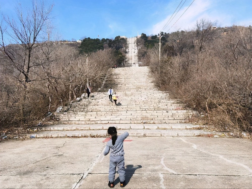 平顶山的山顶公园现在的样子不是游乐园而是一座废墟吧