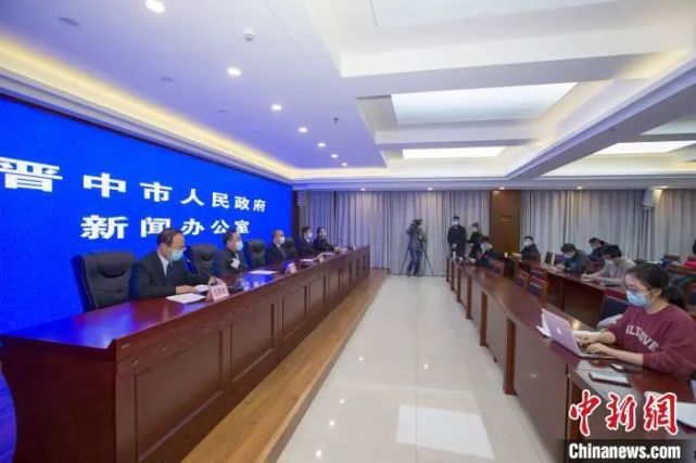 新闻发布会上,晋中市政府副秘书长牛革平通报榆次区1例河北省输入性