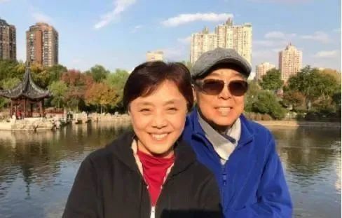 著名相声演员师胜杰离世后,在葬礼上哭到昏厥的妻子,如今怎样了?