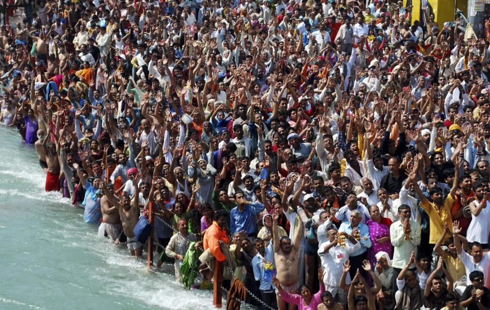 数百万印度教信徒在印度恒河水中沐浴祈祷,以此庆祝印度传统大壶节(又