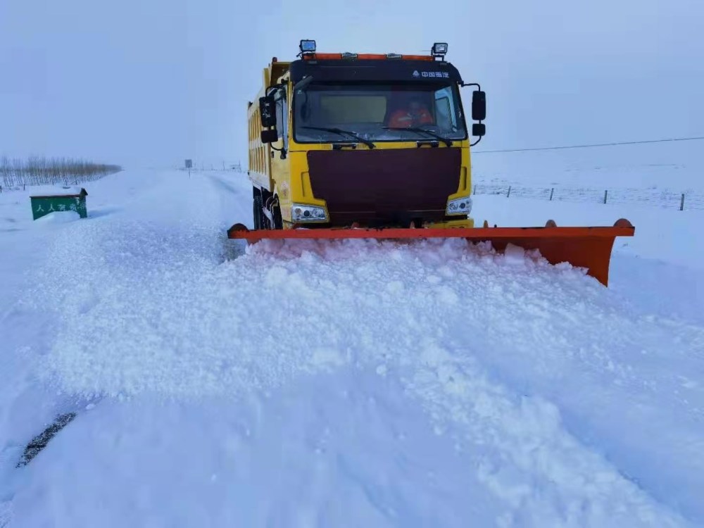 清雪车清理道路上的积雪