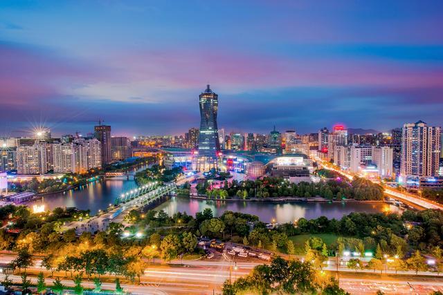 杭州地铁9号线一期北段位于余杭区,大致为西北～东南走向,西北起于龙