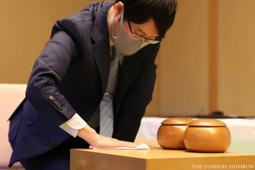 三冠王井山裕太棋圣执白244手中盘击败挑战者河野临,迈出九连霸之路的