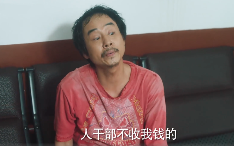 《炊事班》小毛19年后大变样,不修边幅演无赖,油腻沧桑难认出