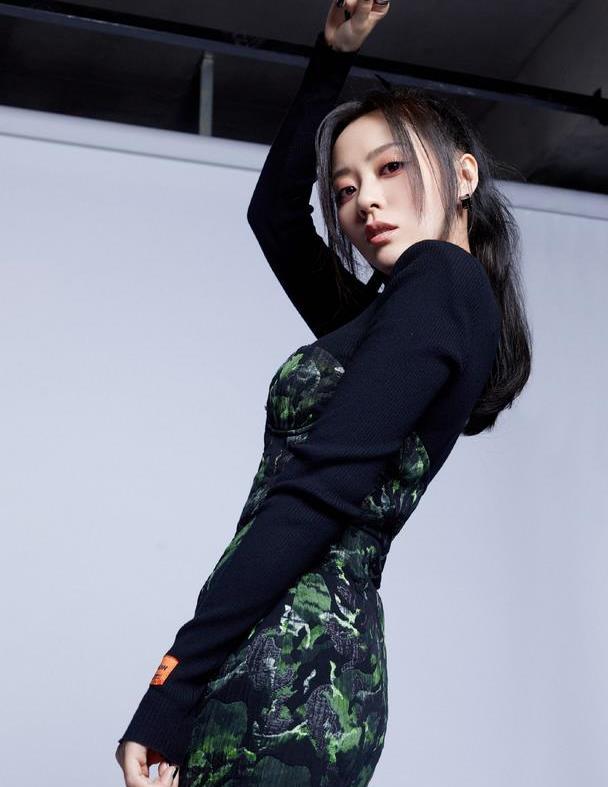 张靓颖真放开了!一袭黑裙大秀优越曲线,直播霸气回怼黑粉太硬核