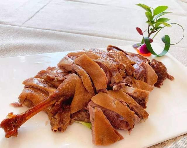无为熏鸭 这是沿江菜最具代表性的菜品之一,也是享誉中外的徽菜传统