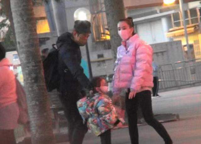 郭富城背双肩包逛街!压马路贴心护妻,方媛裹粉羽绒服跟女儿比俏